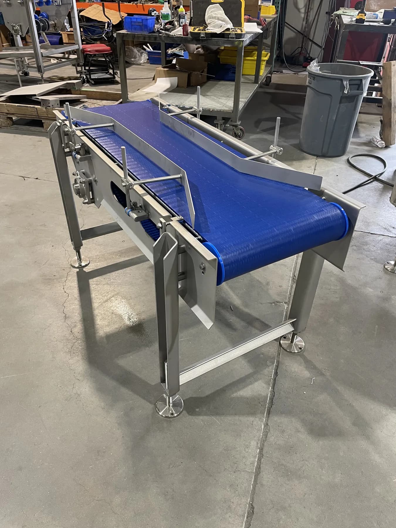 Rear three-quarter view of guided belt conveyor