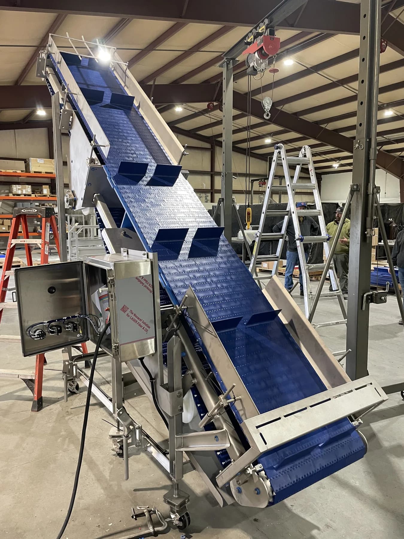 Tall modular incline conveyor with multiple elevation transitions