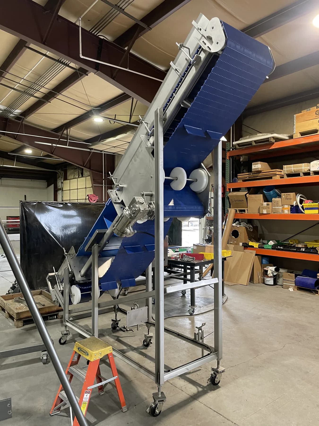 Side view of high-angle modular belt conveyor and controls