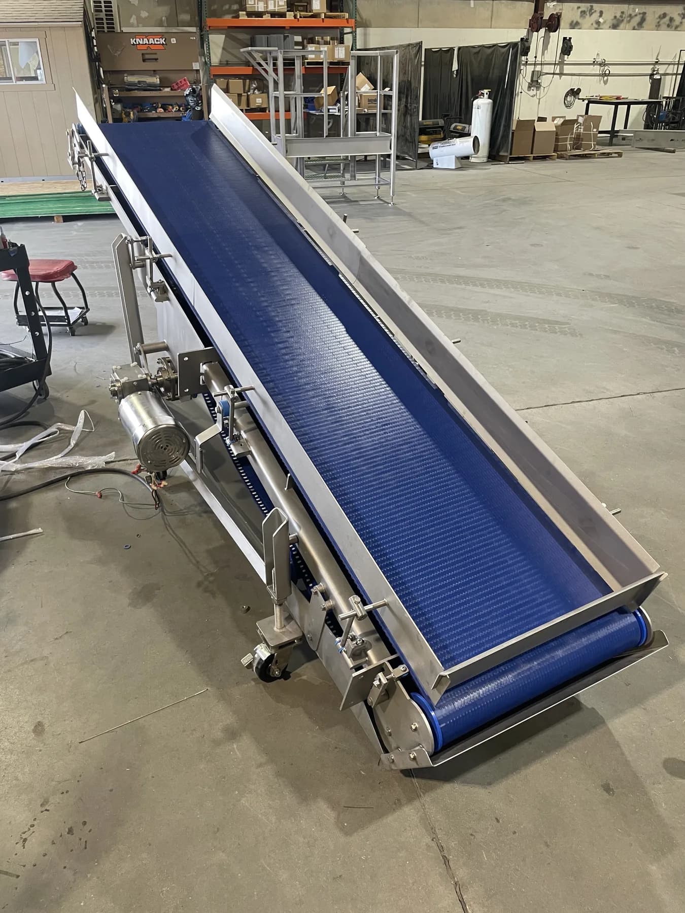 Top-down view along the blue modular incline belt