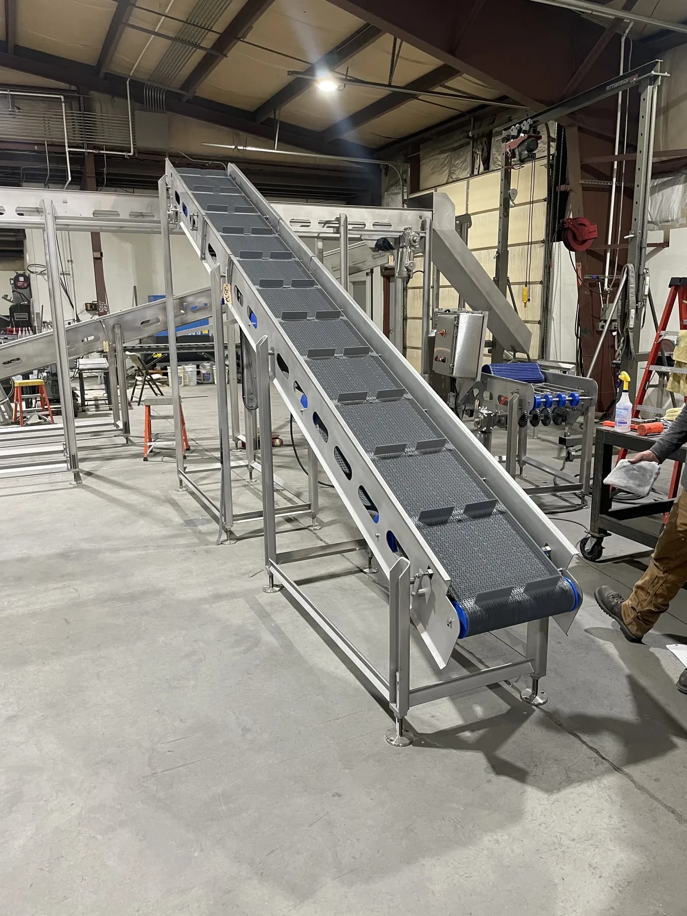 Full side view of long-frame incline conveyor
